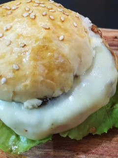 Una foto de Hamburguesas de pollo caseras 🍗🍔