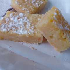 Una foto de Lemon bars. Cuadritos de limón