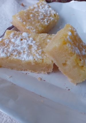 Una foto de Lemon bars. Cuadritos de limón