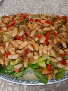 Una foto de Ensalada con verdura y judías blancas