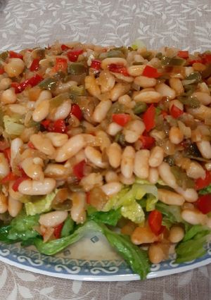 Una foto de Ensalada con verdura y judías blancas