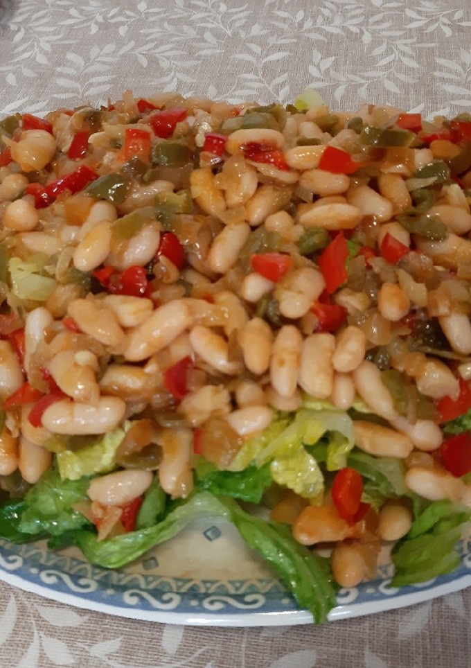 Una foto de Ensalada con verdura y judías blancas
