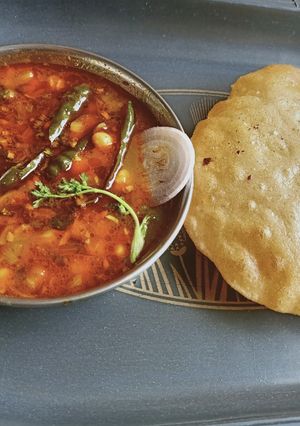 छोले भटूरे (chole bhature recipe in marathi) रेसिपी चे मुख्य फोटो 