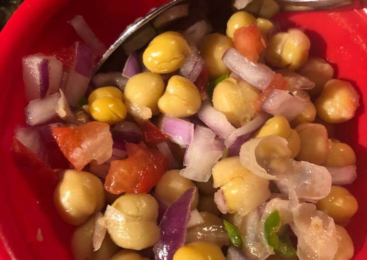 White chickpea salad