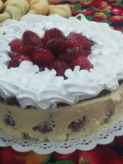 Una foto de Bavarois de queso y frutillas
