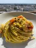 Spaghetti con crema di avocado e gamberi