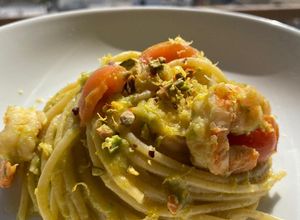 Foto di Spaghetti con crema di avocado e gamberi