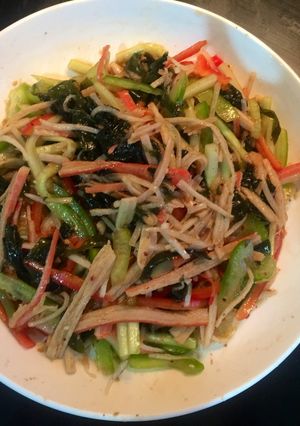 Hình của món Nộm rong biển thanh cua.