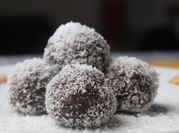 Una foto de trufas de chocolate sin horno