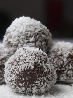 Una foto de Trufas de chocolate y coco / sin gluten y sin horno - 👉 Postres Veganos Fáciles