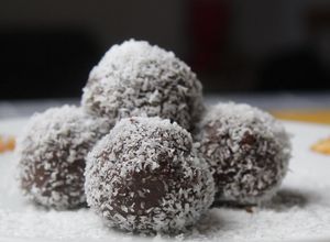 Foto principal de Trufas de chocolate y coco / sin gluten y sin horno - 👉 Postres Veganos Fáciles