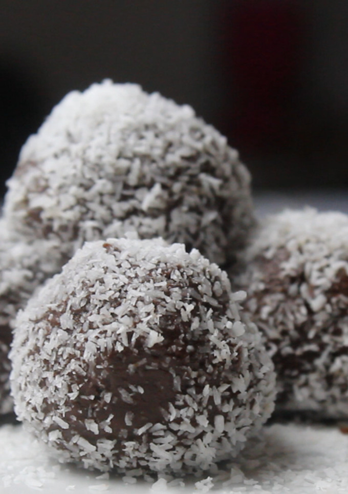 Una foto de Trufas de chocolate y coco / sin gluten y sin horno - 👉 Postres Veganos Fáciles