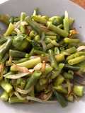 Habichuelas salteadas con cebolla y coles de Bruselas