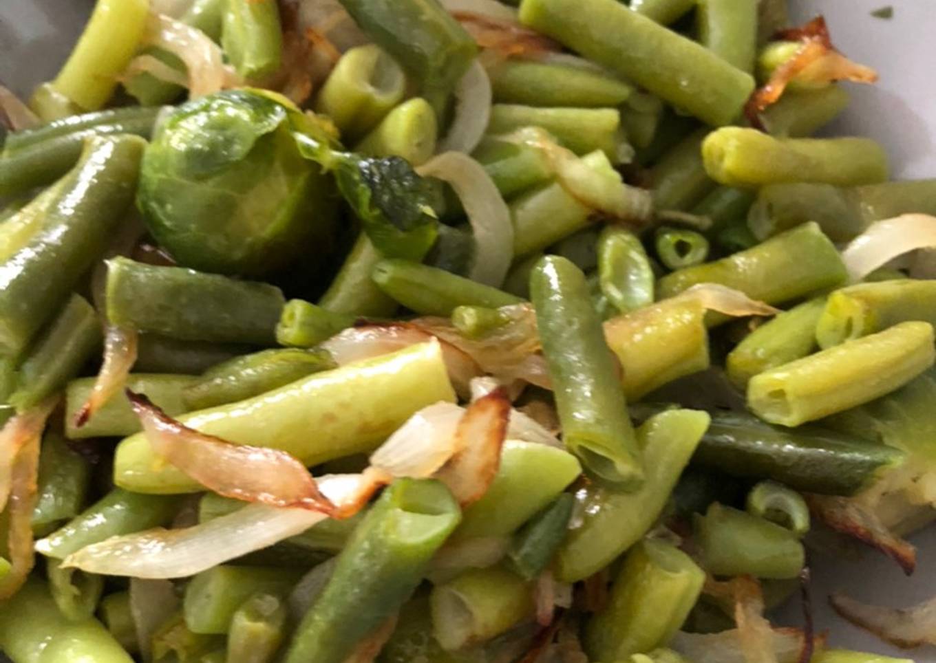 Habichuelas salteadas con cebolla y coles de Bruselas