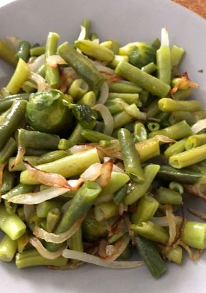 Una foto de Habichuelas salteadas con cebolla y coles de Bruselas