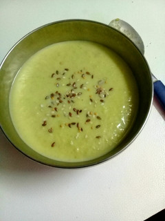 Una foto de Sopa crema de arvejas y batata🍁