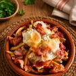 Nido de patatas paja con huevos de codorniz y crujiente de jamón