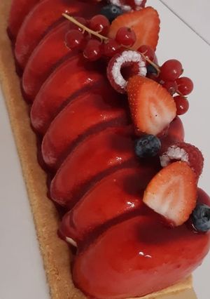 Une photo de Bûche mousse vanille et crémeux fruits rouges