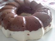 Una foto de flan de chocolate con cuajada