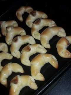 Una foto de Medialunas rellenas con dulce de leche😋