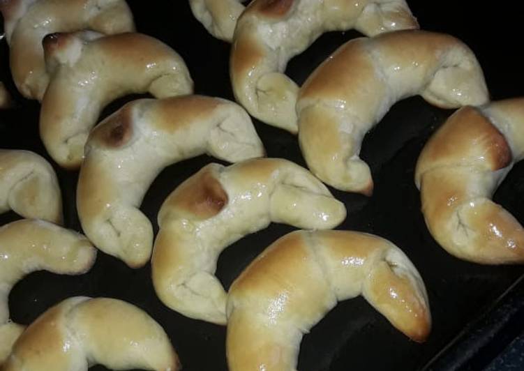 Medialunas rellenas con dulce de leche😋