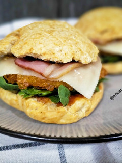 Una foto de Burger de pollo crunchy con espinacas, bacon y salsa barbacoa