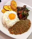 Salteado de carne con Arroz Blanco y lentejas