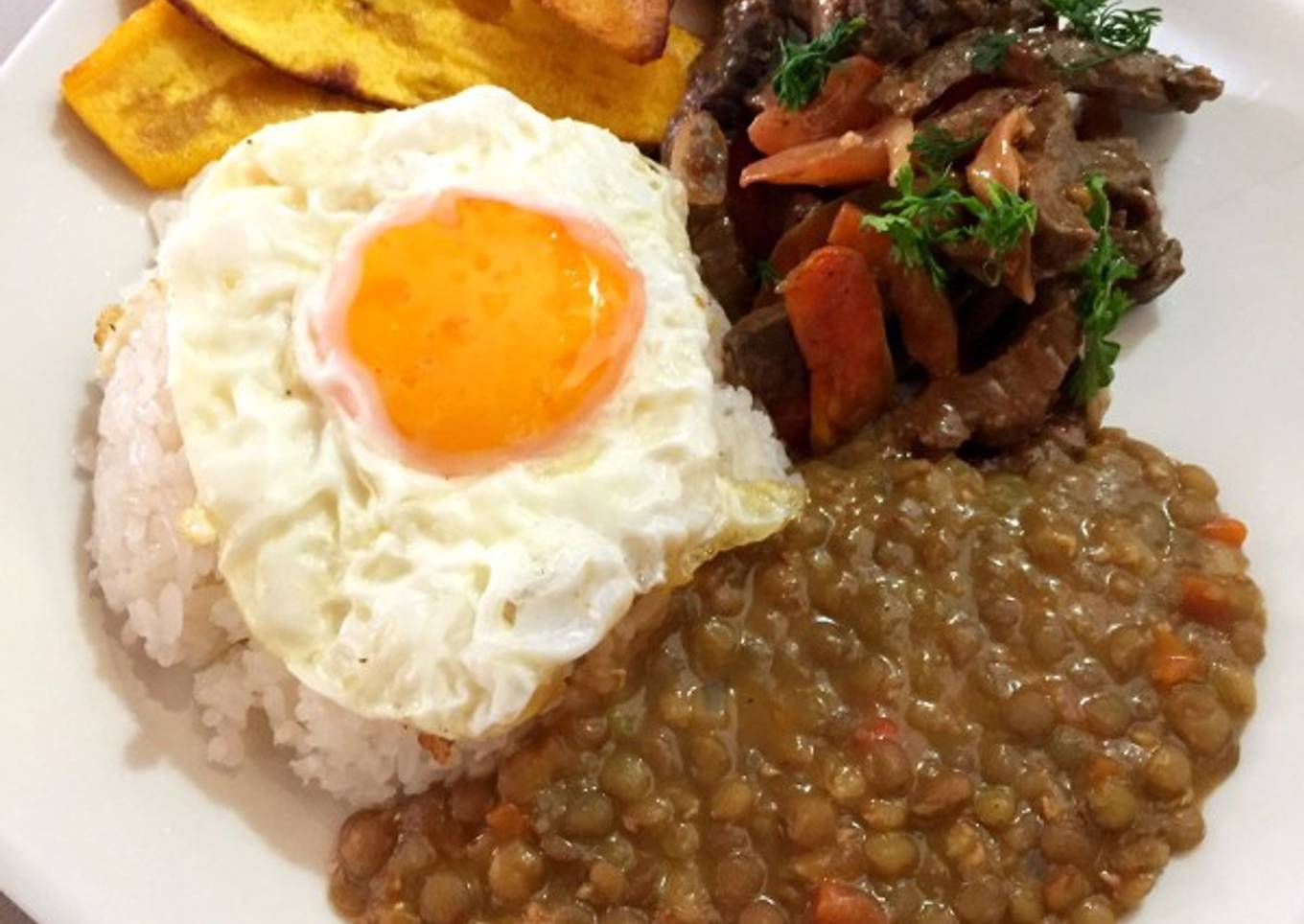 Salteado de carne con Arroz Blanco y lentejas