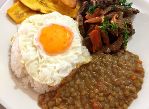 Una foto de Salteado de carne con Arroz Blanco y lentejas