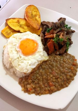 Una foto de Salteado de carne con Arroz Blanco y lentejas