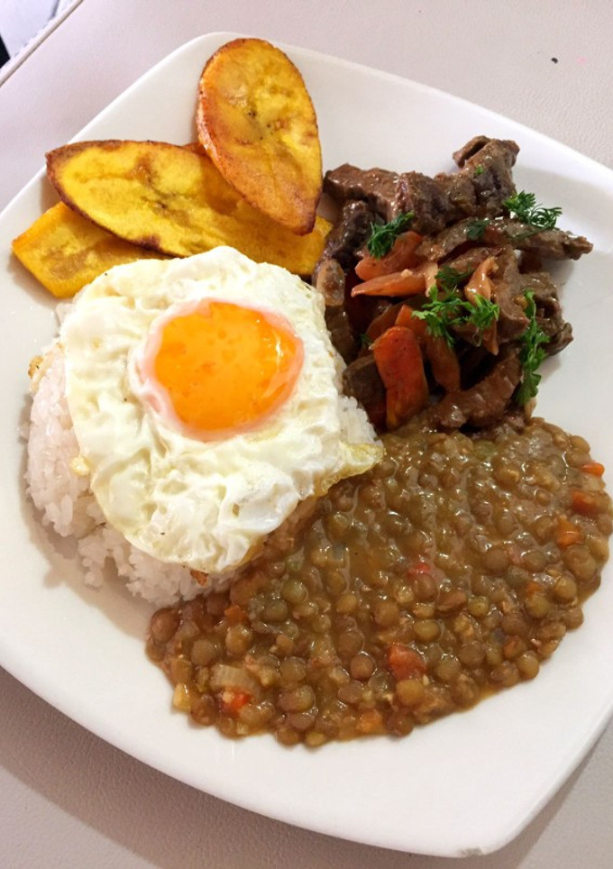 Una foto de Salteado de carne con Arroz Blanco y lentejas