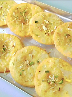 खस्ता मीठी मठरी (khasta mithi mathri recipe in Hindi) रेसिपी मुख्य फोटो