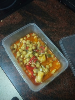 Una foto de Tupper de garbanzos con tacos de bacalao
