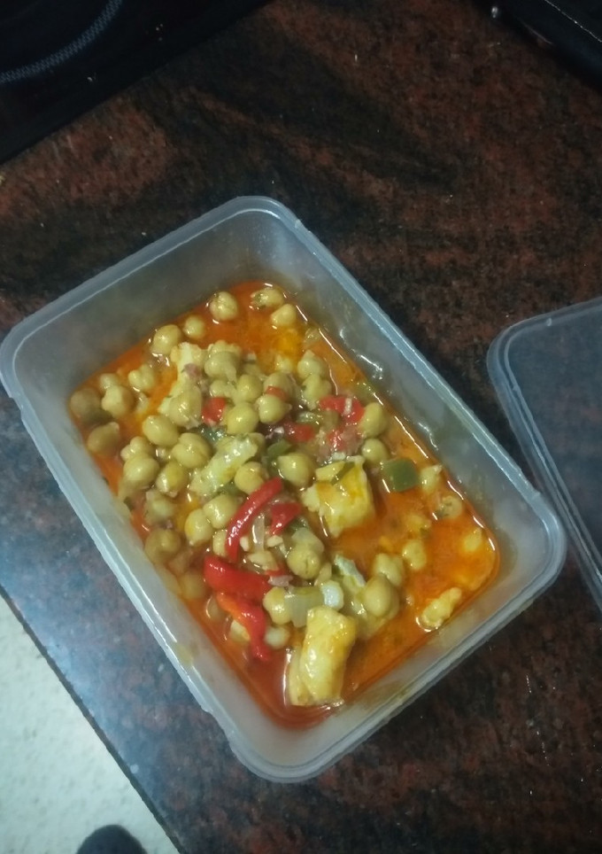 Una foto de Tupper de garbanzos con tacos de bacalao