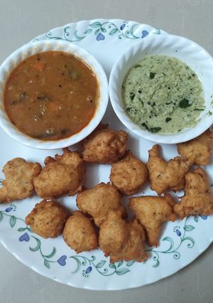 उड़द पकौड़ी वडा (Urad pakodi vada recipe in hindi) रेसिपी मुख्य फोटो