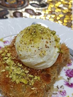 صورة لوصفة كنافة تركية بالجبنة والفستق مع الايس كريم ✌🍦