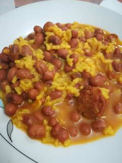 Una foto de Alubias rojas con arroz y chorizo