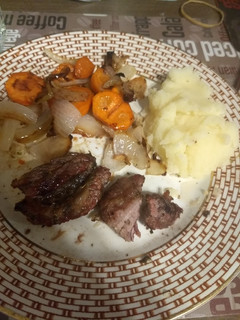 Una foto de Tapa de asado con verduras al horno y puré de papas