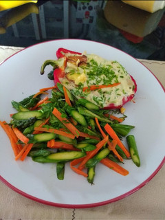 Una foto de Pimiento relleno al sartén con mix de verduras salteadas keto