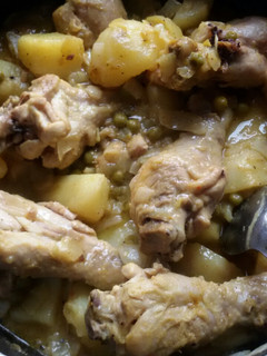 Una foto de Pollos guisados con papas y guisantes