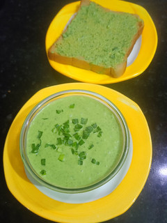 चीज़ स्प्रेड विद हरा लहसुन, हरी धनिया पत्ती रेसिपी मुख्य फोटो