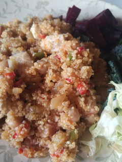 Una foto de Ensalada tibia de quinoa, pollo y panceta