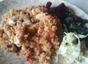 Una foto de Ensalada tibia de quinoa, pollo y panceta