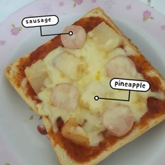 A picture of Bread pizza 🍕.
