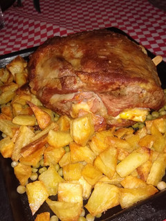 Una foto de Bondiola de cerdo rellena con papás al horno