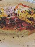 Tosta com ovos benedict