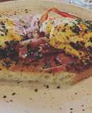Tosta com ovos benedict
