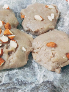 खवा कुल्फी (Khava Kulfi Recipe In Marathi) रेसिपी चे मुख्य फोटो