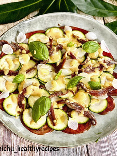 Una foto de Carpaccio de calabacín y anchoas