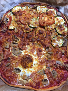 Una foto de Pizza mixta vegetal y bacon